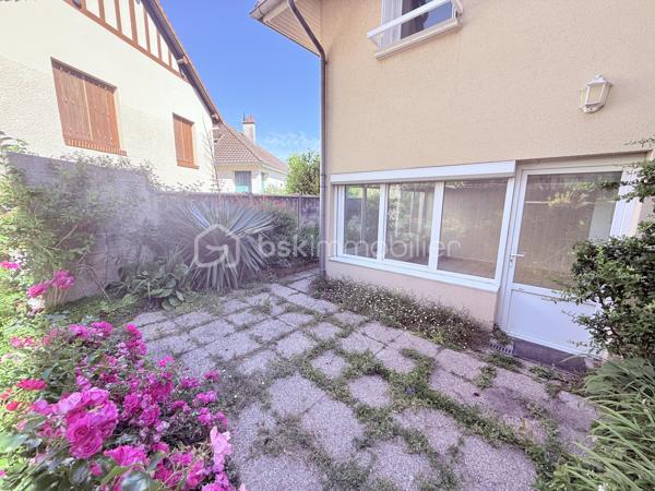 Située rue de Formigny, dans le très prisé quartier Sainte-Thérèse, à proximité immédiate des transports, des écoles et des commerces, cette maison des années 30 vous séduira par son cachet et son fort potentiel. 

Au premier niveau, vous trouverez une entrée, une cuisine dinatoire et un salon parqueté baigné de lumière. La cheminée en marbre et la fenêtre cintrée ajoutent un cachet supplémentaire à cette pièce.  En rez-de-jardin, une grande pièce vitrée donnant sur le jardin et équipée de volets roulants électriques permet d'envisager diverses possibilités ( salle à manger, salle de jeux, bureau, salon d'hiver). 

Dans les années 2000, une extension fut réalisée à l'arrière de la parcelle, offrant à la maison une superficie supplémentaire. Ainsi, un demi-palier permet d'accéder à un couloir desservant une chambre avec placard intégré, une grande salle de bain ( douche et baignoire) et des WC indépendants. 
Au second niveau, dans la partie ancienne, se trouvent deux grandes chambres parquetées dont une avec cheminée décorative en marbre et placard ainsi que des WC indépendants dotés d'un lave main. 

Au niveau 3, des combles aménageables, pour une surface d'environ 15m2 pourraient être réhabilités. 

Un garage et une cave complètent cet ensemble. 

Quelques travaux sont à prévoir ( AUDIT effectué) mais la façade typique des années 30, la couverture et la charpente sont en parfait état. nous vous proposons quelques suggestions d'aménagement afin de vous aider à mieux vous projeter.