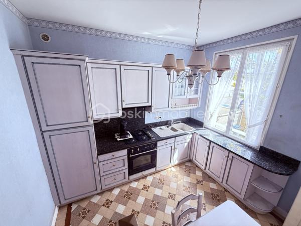 Située rue de Formigny, dans le très prisé quartier Sainte-Thérèse, à proximité immédiate des transports, des écoles et des commerces, cette maison des années 30 vous séduira par son cachet et son fort potentiel. 

Au premier niveau, vous trouverez une entrée, une cuisine dinatoire et un salon parqueté baigné de lumière. La cheminée en marbre et la fenêtre cintrée ajoutent un cachet supplémentaire à cette pièce.  En rez-de-jardin, une grande pièce vitrée donnant sur le jardin et équipée de volets roulants électriques permet d'envisager diverses possibilités ( salle à manger, salle de jeux, bureau, salon d'hiver). 

Dans les années 2000, une extension fut réalisée à l'arrière de la parcelle, offrant à la maison une superficie supplémentaire. Ainsi, un demi-palier permet d'accéder à un couloir desservant une chambre avec placard intégré, une grande salle de bain ( douche et baignoire) et des WC indépendants. 
Au second niveau, dans la partie ancienne, se trouvent deux grandes chambres parquetées dont une avec cheminée décorative en marbre et placard ainsi que des WC indépendants dotés d'un lave main. 

Au niveau 3, des combles aménageables, pour une surface d'environ 15m2 pourraient être réhabilités. 

Un garage et une cave complètent cet ensemble. 

Quelques travaux sont à prévoir ( AUDIT effectué) mais la façade typique des années 30, la couverture et la charpente sont en parfait état. nous vous proposons quelques suggestions d'aménagement afin de vous aider à mieux vous projeter.