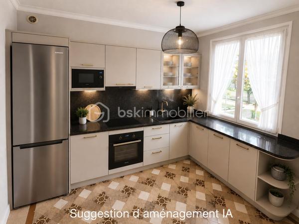 Située rue de Formigny, dans le très prisé quartier Sainte-Thérèse, à proximité immédiate des transports, des écoles et des commerces, cette maison des années 30 vous séduira par son cachet et son fort potentiel. 

Au premier niveau, vous trouverez une entrée, une cuisine dinatoire et un salon parqueté baigné de lumière. La cheminée en marbre et la fenêtre cintrée ajoutent un cachet supplémentaire à cette pièce.  En rez-de-jardin, une grande pièce vitrée donnant sur le jardin et équipée de volets roulants électriques permet d'envisager diverses possibilités ( salle à manger, salle de jeux, bureau, salon d'hiver). 

Dans les années 2000, une extension fut réalisée à l'arrière de la parcelle, offrant à la maison une superficie supplémentaire. Ainsi, un demi-palier permet d'accéder à un couloir desservant une chambre avec placard intégré, une grande salle de bain ( douche et baignoire) et des WC indépendants. 
Au second niveau, dans la partie ancienne, se trouvent deux grandes chambres parquetées dont une avec cheminée décorative en marbre et placard ainsi que des WC indépendants dotés d'un lave main. 

Au niveau 3, des combles aménageables, pour une surface d'environ 15m2 pourraient être réhabilités. 

Un garage et une cave complètent cet ensemble. 

Quelques travaux sont à prévoir ( AUDIT effectué) mais la façade typique des années 30, la couverture et la charpente sont en parfait état. nous vous proposons quelques suggestions d'aménagement afin de vous aider à mieux vous projeter.