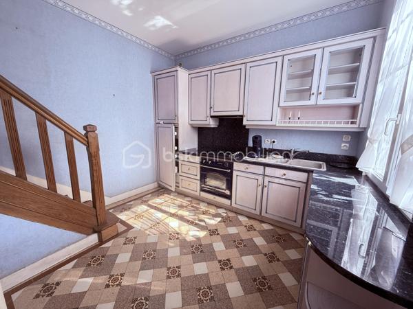 Située rue de Formigny, dans le très prisé quartier Sainte-Thérèse, à proximité immédiate des transports, des écoles et des commerces, cette maison des années 30 vous séduira par son cachet et son fort potentiel. 

Au premier niveau, vous trouverez une entrée, une cuisine dinatoire et un salon parqueté baigné de lumière. La cheminée en marbre et la fenêtre cintrée ajoutent un cachet supplémentaire à cette pièce.  En rez-de-jardin, une grande pièce vitrée donnant sur le jardin et équipée de volets roulants électriques permet d'envisager diverses possibilités ( salle à manger, salle de jeux, bureau, salon d'hiver). 

Dans les années 2000, une extension fut réalisée à l'arrière de la parcelle, offrant à la maison une superficie supplémentaire. Ainsi, un demi-palier permet d'accéder à un couloir desservant une chambre avec placard intégré, une grande salle de bain ( douche et baignoire) et des WC indépendants. 
Au second niveau, dans la partie ancienne, se trouvent deux grandes chambres parquetées dont une avec cheminée décorative en marbre et placard ainsi que des WC indépendants dotés d'un lave main. 

Au niveau 3, des combles aménageables, pour une surface d'environ 15m2 pourraient être réhabilités. 

Un garage et une cave complètent cet ensemble. 

Quelques travaux sont à prévoir ( AUDIT effectué) mais la façade typique des années 30, la couverture et la charpente sont en parfait état. nous vous proposons quelques suggestions d'aménagement afin de vous aider à mieux vous projeter.