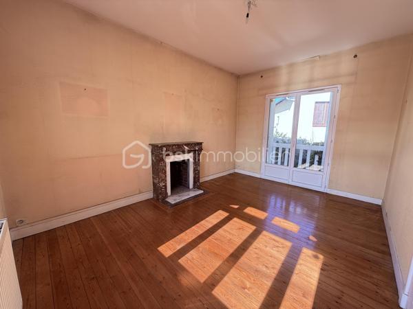 Située rue de Formigny, dans le très prisé quartier Sainte-Thérèse, à proximité immédiate des transports, des écoles et des commerces, cette maison des années 30 vous séduira par son cachet et son fort potentiel. 

Au premier niveau, vous trouverez une entrée, une cuisine dinatoire et un salon parqueté baigné de lumière. La cheminée en marbre et la fenêtre cintrée ajoutent un cachet supplémentaire à cette pièce.  En rez-de-jardin, une grande pièce vitrée donnant sur le jardin et équipée de volets roulants électriques permet d'envisager diverses possibilités ( salle à manger, salle de jeux, bureau, salon d'hiver). 

Dans les années 2000, une extension fut réalisée à l'arrière de la parcelle, offrant à la maison une superficie supplémentaire. Ainsi, un demi-palier permet d'accéder à un couloir desservant une chambre avec placard intégré, une grande salle de bain ( douche et baignoire) et des WC indépendants. 
Au second niveau, dans la partie ancienne, se trouvent deux grandes chambres parquetées dont une avec cheminée décorative en marbre et placard ainsi que des WC indépendants dotés d'un lave main. 

Au niveau 3, des combles aménageables, pour une surface d'environ 15m2 pourraient être réhabilités. 

Un garage et une cave complètent cet ensemble. 

Quelques travaux sont à prévoir ( AUDIT effectué) mais la façade typique des années 30, la couverture et la charpente sont en parfait état. nous vous proposons quelques suggestions d'aménagement afin de vous aider à mieux vous projeter.