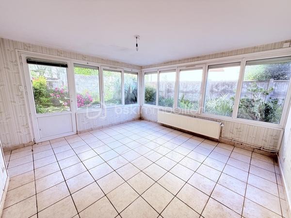 Située rue de Formigny, dans le très prisé quartier Sainte-Thérèse, à proximité immédiate des transports, des écoles et des commerces, cette maison des années 30 vous séduira par son cachet et son fort potentiel. 

Au premier niveau, vous trouverez une entrée, une cuisine dinatoire et un salon parqueté baigné de lumière. La cheminée en marbre et la fenêtre cintrée ajoutent un cachet supplémentaire à cette pièce.  En rez-de-jardin, une grande pièce vitrée donnant sur le jardin et équipée de volets roulants électriques permet d'envisager diverses possibilités ( salle à manger, salle de jeux, bureau, salon d'hiver). 

Dans les années 2000, une extension fut réalisée à l'arrière de la parcelle, offrant à la maison une superficie supplémentaire. Ainsi, un demi-palier permet d'accéder à un couloir desservant une chambre avec placard intégré, une grande salle de bain ( douche et baignoire) et des WC indépendants. 
Au second niveau, dans la partie ancienne, se trouvent deux grandes chambres parquetées dont une avec cheminée décorative en marbre et placard ainsi que des WC indépendants dotés d'un lave main. 

Au niveau 3, des combles aménageables, pour une surface d'environ 15m2 pourraient être réhabilités. 

Un garage et une cave complètent cet ensemble. 

Quelques travaux sont à prévoir ( AUDIT effectué) mais la façade typique des années 30, la couverture et la charpente sont en parfait état. nous vous proposons quelques suggestions d'aménagement afin de vous aider à mieux vous projeter.