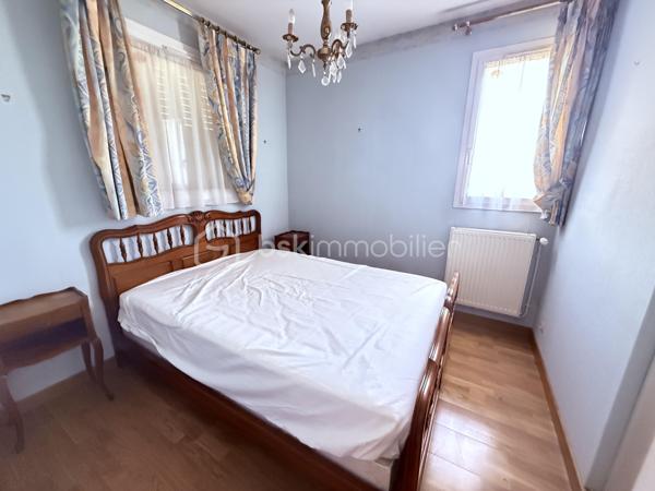 Située rue de Formigny, dans le très prisé quartier Sainte-Thérèse, à proximité immédiate des transports, des écoles et des commerces, cette maison des années 30 vous séduira par son cachet et son fort potentiel. 

Au premier niveau, vous trouverez une entrée, une cuisine dinatoire et un salon parqueté baigné de lumière. La cheminée en marbre et la fenêtre cintrée ajoutent un cachet supplémentaire à cette pièce.  En rez-de-jardin, une grande pièce vitrée donnant sur le jardin et équipée de volets roulants électriques permet d'envisager diverses possibilités ( salle à manger, salle de jeux, bureau, salon d'hiver). 

Dans les années 2000, une extension fut réalisée à l'arrière de la parcelle, offrant à la maison une superficie supplémentaire. Ainsi, un demi-palier permet d'accéder à un couloir desservant une chambre avec placard intégré, une grande salle de bain ( douche et baignoire) et des WC indépendants. 
Au second niveau, dans la partie ancienne, se trouvent deux grandes chambres parquetées dont une avec cheminée décorative en marbre et placard ainsi que des WC indépendants dotés d'un lave main. 

Au niveau 3, des combles aménageables, pour une surface d'environ 15m2 pourraient être réhabilités. 

Un garage et une cave complètent cet ensemble. 

Quelques travaux sont à prévoir ( AUDIT effectué) mais la façade typique des années 30, la couverture et la charpente sont en parfait état. nous vous proposons quelques suggestions d'aménagement afin de vous aider à mieux vous projeter.