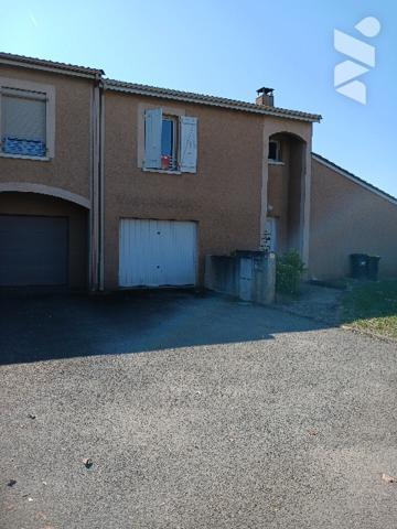 MAISON sur rez de chaussée et étage, sur terrain clos de 370 m², TYPE 4 avec GARAGE.