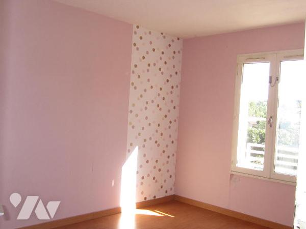 MAISON sur rez de chaussée et étage, sur terrain clos de 370 m², TYPE 4 avec GARAGE.