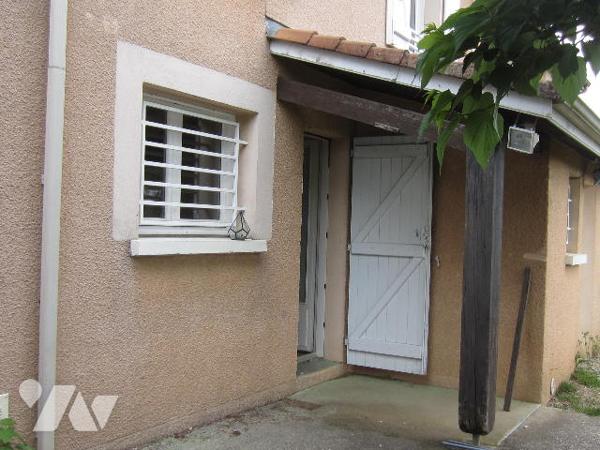 MAISON sur rez de chaussée et étage, sur terrain clos de 370 m², TYPE 4 avec GARAGE.