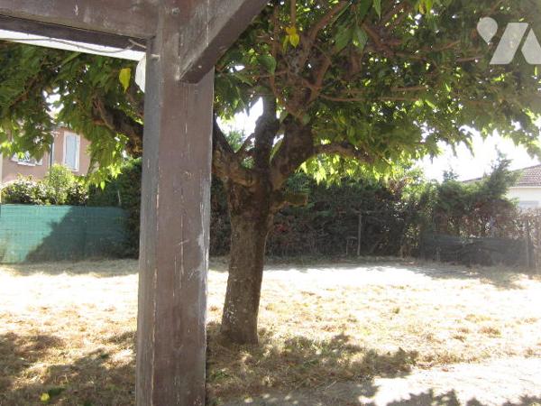 MAISON sur rez de chaussée et étage, sur terrain clos de 370 m², TYPE 4 avec GARAGE.