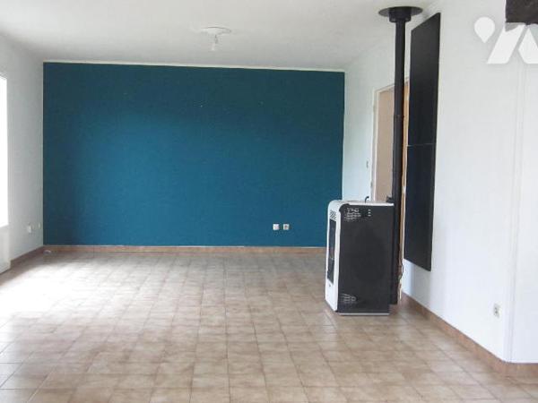 MAISON sur rez de chaussée et étage, sur terrain clos de 370 m², TYPE 4 avec GARAGE.