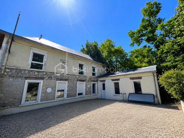 Située à Pithiviers au cœur du village, dans un environnement calme et agréable, cette maison de 75 m² offre un cadre de vie idéal pour une famille ou un couple à la recherche de confort et de tranquillité.

Elle se compose d'une pièce de vie lumineuse, d'une cuisine fonctionnelle, de trois chambres, d'une salle de bains avec WC ainsi que de WC séparés.

À l'extérieur, vous profiterez d'un jardin privatif clos avec une belle exposition, parfait pour les repas en plein air, les moments de détente ou les jeux des enfants.

Surface habitable : 75 m²
3 chambres
Séjour spacieux et lumineux
Cuisine fonctionnelle
Salle de bains
Jardin privatif
Secteur calme
Fenêtres neuves avec double vitrage, toiture traditionnelle en ardoise 
Proche des commerces, écoles et services
Ballon Eau chaude solaire

Cette maison allie praticité et confort dans un cadre de vie recherché à Pithiviers.

Vendue libre de toute occupation, était louée 880€ CC
Idéal investisseur locatif avec fort potentiel de rendement!
Rendement brut de 9,6%! Opportunité unique à ne pas rater, prête à être louée, pas de travaux à prévoir.

Elle est située dans une petite copropriété calme et sécurisée
Taxe foncière : 695€
Eau inclue dans les charges de copropriété (800€ environ par ans)

Pour plus d'informations ou pour organiser une visite, n'hésitez pas à nous contacter.