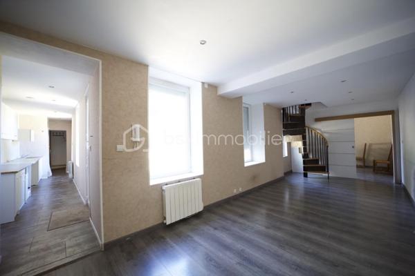 Située à Pithiviers au cœur du village, dans un environnement calme et agréable, cette maison de 75 m² offre un cadre de vie idéal pour une famille ou un couple à la recherche de confort et de tranquillité.

Elle se compose d'une pièce de vie lumineuse, d'une cuisine fonctionnelle, de trois chambres, d'une salle de bains avec WC ainsi que de WC séparés.

À l'extérieur, vous profiterez d'un jardin privatif clos avec une belle exposition, parfait pour les repas en plein air, les moments de détente ou les jeux des enfants.

Surface habitable : 75 m²
3 chambres
Séjour spacieux et lumineux
Cuisine fonctionnelle
Salle de bains
Jardin privatif
Secteur calme
Fenêtres neuves avec double vitrage, toiture traditionnelle en ardoise 
Proche des commerces, écoles et services
Ballon Eau chaude solaire

Cette maison allie praticité et confort dans un cadre de vie recherché à Pithiviers.

Vendue libre de toute occupation, était louée 880€ CC
Idéal investisseur locatif avec fort potentiel de rendement!
Rendement brut de 9,6%! Opportunité unique à ne pas rater, prête à être louée, pas de travaux à prévoir.

Elle est située dans une petite copropriété calme et sécurisée
Taxe foncière : 695€
Eau inclue dans les charges de copropriété (800€ environ par ans)

Pour plus d'informations ou pour organiser une visite, n'hésitez pas à nous contacter.
