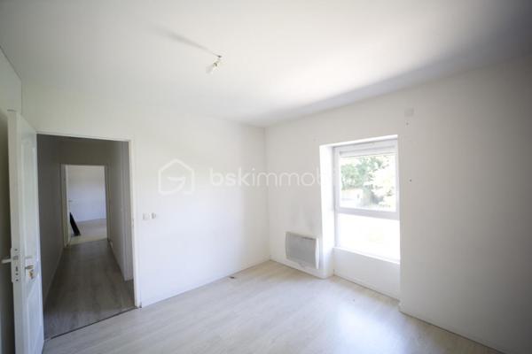 Située à Pithiviers au cœur du village, dans un environnement calme et agréable, cette maison de 75 m² offre un cadre de vie idéal pour une famille ou un couple à la recherche de confort et de tranquillité.

Elle se compose d'une pièce de vie lumineuse, d'une cuisine fonctionnelle, de trois chambres, d'une salle de bains avec WC ainsi que de WC séparés.

À l'extérieur, vous profiterez d'un jardin privatif clos avec une belle exposition, parfait pour les repas en plein air, les moments de détente ou les jeux des enfants.

Surface habitable : 75 m²
3 chambres
Séjour spacieux et lumineux
Cuisine fonctionnelle
Salle de bains
Jardin privatif
Secteur calme
Fenêtres neuves avec double vitrage, toiture traditionnelle en ardoise 
Proche des commerces, écoles et services
Ballon Eau chaude solaire

Cette maison allie praticité et confort dans un cadre de vie recherché à Pithiviers.

Vendue libre de toute occupation, était louée 880€ CC
Idéal investisseur locatif avec fort potentiel de rendement!
Rendement brut de 9,6%! Opportunité unique à ne pas rater, prête à être louée, pas de travaux à prévoir.

Elle est située dans une petite copropriété calme et sécurisée
Taxe foncière : 695€
Eau inclue dans les charges de copropriété (800€ environ par ans)

Pour plus d'informations ou pour organiser une visite, n'hésitez pas à nous contacter.