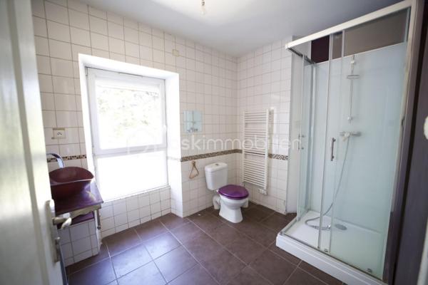 Située à Pithiviers au cœur du village, dans un environnement calme et agréable, cette maison de 75 m² offre un cadre de vie idéal pour une famille ou un couple à la recherche de confort et de tranquillité.

Elle se compose d'une pièce de vie lumineuse, d'une cuisine fonctionnelle, de trois chambres, d'une salle de bains avec WC ainsi que de WC séparés.

À l'extérieur, vous profiterez d'un jardin privatif clos avec une belle exposition, parfait pour les repas en plein air, les moments de détente ou les jeux des enfants.

Surface habitable : 75 m²
3 chambres
Séjour spacieux et lumineux
Cuisine fonctionnelle
Salle de bains
Jardin privatif
Secteur calme
Fenêtres neuves avec double vitrage, toiture traditionnelle en ardoise 
Proche des commerces, écoles et services
Ballon Eau chaude solaire

Cette maison allie praticité et confort dans un cadre de vie recherché à Pithiviers.

Vendue libre de toute occupation, était louée 880€ CC
Idéal investisseur locatif avec fort potentiel de rendement!
Rendement brut de 9,6%! Opportunité unique à ne pas rater, prête à être louée, pas de travaux à prévoir.

Elle est située dans une petite copropriété calme et sécurisée
Taxe foncière : 695€
Eau inclue dans les charges de copropriété (800€ environ par ans)

Pour plus d'informations ou pour organiser une visite, n'hésitez pas à nous contacter.