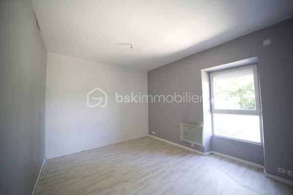 Située à Pithiviers au cœur du village, dans un environnement calme et agréable, cette maison de 75 m² offre un cadre de vie idéal pour une famille ou un couple à la recherche de confort et de tranquillité.

Elle se compose d'une pièce de vie lumineuse, d'une cuisine fonctionnelle, de trois chambres, d'une salle de bains avec WC ainsi que de WC séparés.

À l'extérieur, vous profiterez d'un jardin privatif clos avec une belle exposition, parfait pour les repas en plein air, les moments de détente ou les jeux des enfants.

Surface habitable : 75 m²
3 chambres
Séjour spacieux et lumineux
Cuisine fonctionnelle
Salle de bains
Jardin privatif
Secteur calme
Fenêtres neuves avec double vitrage, toiture traditionnelle en ardoise 
Proche des commerces, écoles et services
Ballon Eau chaude solaire

Cette maison allie praticité et confort dans un cadre de vie recherché à Pithiviers.

Vendue libre de toute occupation, était louée 880€ CC
Idéal investisseur locatif avec fort potentiel de rendement!
Rendement brut de 9,6%! Opportunité unique à ne pas rater, prête à être louée, pas de travaux à prévoir.

Elle est située dans une petite copropriété calme et sécurisée
Taxe foncière : 695€
Eau inclue dans les charges de copropriété (800€ environ par ans)

Pour plus d'informations ou pour organiser une visite, n'hésitez pas à nous contacter.
