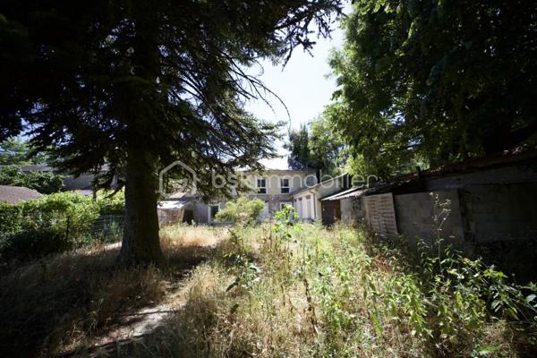 Située à Pithiviers au cœur du village, dans un environnement calme et agréable, cette maison de 75 m² offre un cadre de vie idéal pour une famille ou un couple à la recherche de confort et de tranquillité.

Elle se compose d'une pièce de vie lumineuse, d'une cuisine fonctionnelle, de trois chambres, d'une salle de bains avec WC ainsi que de WC séparés.

À l'extérieur, vous profiterez d'un jardin privatif clos avec une belle exposition, parfait pour les repas en plein air, les moments de détente ou les jeux des enfants.

Surface habitable : 75 m²
3 chambres
Séjour spacieux et lumineux
Cuisine fonctionnelle
Salle de bains
Jardin privatif
Secteur calme
Fenêtres neuves avec double vitrage, toiture traditionnelle en ardoise 
Proche des commerces, écoles et services
Ballon Eau chaude solaire

Cette maison allie praticité et confort dans un cadre de vie recherché à Pithiviers.

Vendue libre de toute occupation, était louée 880€ CC
Idéal investisseur locatif avec fort potentiel de rendement!
Rendement brut de 9,6%! Opportunité unique à ne pas rater, prête à être louée, pas de travaux à prévoir.

Elle est située dans une petite copropriété calme et sécurisée
Taxe foncière : 695€
Eau inclue dans les charges de copropriété (800€ environ par ans)

Pour plus d'informations ou pour organiser une visite, n'hésitez pas à nous contacter.