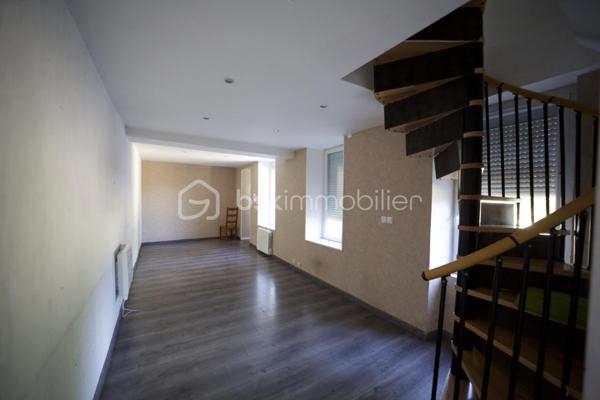 Située à Pithiviers au cœur du village, dans un environnement calme et agréable, cette maison de 75 m² offre un cadre de vie idéal pour une famille ou un couple à la recherche de confort et de tranquillité.

Elle se compose d'une pièce de vie lumineuse, d'une cuisine fonctionnelle, de trois chambres, d'une salle de bains avec WC ainsi que de WC séparés.

À l'extérieur, vous profiterez d'un jardin privatif clos avec une belle exposition, parfait pour les repas en plein air, les moments de détente ou les jeux des enfants.

Surface habitable : 75 m²
3 chambres
Séjour spacieux et lumineux
Cuisine fonctionnelle
Salle de bains
Jardin privatif
Secteur calme
Fenêtres neuves avec double vitrage, toiture traditionnelle en ardoise 
Proche des commerces, écoles et services
Ballon Eau chaude solaire

Cette maison allie praticité et confort dans un cadre de vie recherché à Pithiviers.

Vendue libre de toute occupation, était louée 880€ CC
Idéal investisseur locatif avec fort potentiel de rendement!
Rendement brut de 9,6%! Opportunité unique à ne pas rater, prête à être louée, pas de travaux à prévoir.

Elle est située dans une petite copropriété calme et sécurisée
Taxe foncière : 695€
Eau inclue dans les charges de copropriété (800€ environ par ans)

Pour plus d'informations ou pour organiser une visite, n'hésitez pas à nous contacter.
