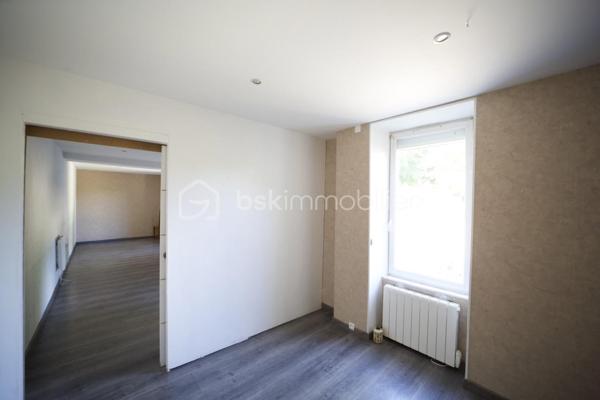 Située à Pithiviers au cœur du village, dans un environnement calme et agréable, cette maison de 75 m² offre un cadre de vie idéal pour une famille ou un couple à la recherche de confort et de tranquillité.

Elle se compose d'une pièce de vie lumineuse, d'une cuisine fonctionnelle, de trois chambres, d'une salle de bains avec WC ainsi que de WC séparés.

À l'extérieur, vous profiterez d'un jardin privatif clos avec une belle exposition, parfait pour les repas en plein air, les moments de détente ou les jeux des enfants.

Surface habitable : 75 m²
3 chambres
Séjour spacieux et lumineux
Cuisine fonctionnelle
Salle de bains
Jardin privatif
Secteur calme
Fenêtres neuves avec double vitrage, toiture traditionnelle en ardoise 
Proche des commerces, écoles et services
Ballon Eau chaude solaire

Cette maison allie praticité et confort dans un cadre de vie recherché à Pithiviers.

Vendue libre de toute occupation, était louée 880€ CC
Idéal investisseur locatif avec fort potentiel de rendement!
Rendement brut de 9,6%! Opportunité unique à ne pas rater, prête à être louée, pas de travaux à prévoir.

Elle est située dans une petite copropriété calme et sécurisée
Taxe foncière : 695€
Eau inclue dans les charges de copropriété (800€ environ par ans)

Pour plus d'informations ou pour organiser une visite, n'hésitez pas à nous contacter.