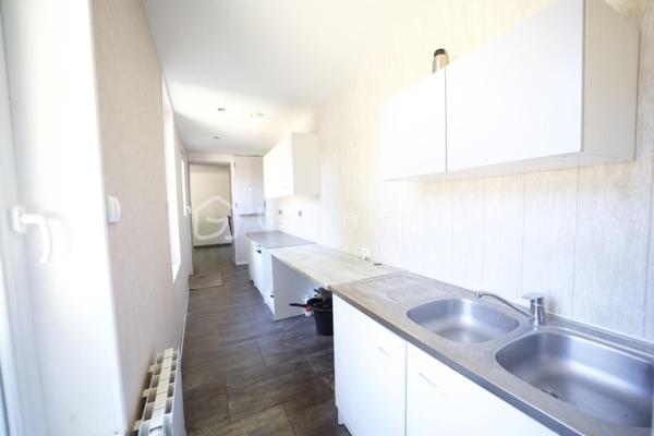 Située à Pithiviers au cœur du village, dans un environnement calme et agréable, cette maison de 75 m² offre un cadre de vie idéal pour une famille ou un couple à la recherche de confort et de tranquillité.

Elle se compose d'une pièce de vie lumineuse, d'une cuisine fonctionnelle, de trois chambres, d'une salle de bains avec WC ainsi que de WC séparés.

À l'extérieur, vous profiterez d'un jardin privatif clos avec une belle exposition, parfait pour les repas en plein air, les moments de détente ou les jeux des enfants.

Surface habitable : 75 m²
3 chambres
Séjour spacieux et lumineux
Cuisine fonctionnelle
Salle de bains
Jardin privatif
Secteur calme
Fenêtres neuves avec double vitrage, toiture traditionnelle en ardoise 
Proche des commerces, écoles et services
Ballon Eau chaude solaire

Cette maison allie praticité et confort dans un cadre de vie recherché à Pithiviers.

Vendue libre de toute occupation, était louée 880€ CC
Idéal investisseur locatif avec fort potentiel de rendement!
Rendement brut de 9,6%! Opportunité unique à ne pas rater, prête à être louée, pas de travaux à prévoir.

Elle est située dans une petite copropriété calme et sécurisée
Taxe foncière : 695€
Eau inclue dans les charges de copropriété (800€ environ par ans)

Pour plus d'informations ou pour organiser une visite, n'hésitez pas à nous contacter.