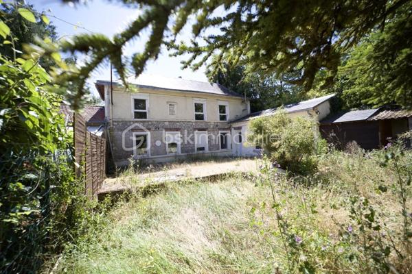 Située à Pithiviers au cœur du village, dans un environnement calme et agréable, cette maison de 75 m² offre un cadre de vie idéal pour une famille ou un couple à la recherche de confort et de tranquillité.

Elle se compose d'une pièce de vie lumineuse, d'une cuisine fonctionnelle, de trois chambres, d'une salle de bains avec WC ainsi que de WC séparés.

À l'extérieur, vous profiterez d'un jardin privatif clos avec une belle exposition, parfait pour les repas en plein air, les moments de détente ou les jeux des enfants.

Surface habitable : 75 m²
3 chambres
Séjour spacieux et lumineux
Cuisine fonctionnelle
Salle de bains
Jardin privatif
Secteur calme
Fenêtres neuves avec double vitrage, toiture traditionnelle en ardoise 
Proche des commerces, écoles et services
Ballon Eau chaude solaire

Cette maison allie praticité et confort dans un cadre de vie recherché à Pithiviers.

Vendue libre de toute occupation, était louée 880€ CC
Idéal investisseur locatif avec fort potentiel de rendement!
Rendement brut de 9,6%! Opportunité unique à ne pas rater, prête à être louée, pas de travaux à prévoir.

Elle est située dans une petite copropriété calme et sécurisée
Taxe foncière : 695€
Eau inclue dans les charges de copropriété (800€ environ par ans)

Pour plus d'informations ou pour organiser une visite, n'hésitez pas à nous contacter.