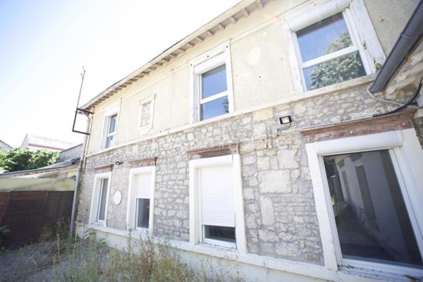 Située à Pithiviers au cœur du village, dans un environnement calme et agréable, cette maison de 75 m² offre un cadre de vie idéal pour une famille ou un couple à la recherche de confort et de tranquillité.

Elle se compose d'une pièce de vie lumineuse, d'une cuisine fonctionnelle, de trois chambres, d'une salle de bains avec WC ainsi que de WC séparés.

À l'extérieur, vous profiterez d'un jardin privatif clos avec une belle exposition, parfait pour les repas en plein air, les moments de détente ou les jeux des enfants.

Surface habitable : 75 m²
3 chambres
Séjour spacieux et lumineux
Cuisine fonctionnelle
Salle de bains
Jardin privatif
Secteur calme
Fenêtres neuves avec double vitrage, toiture traditionnelle en ardoise 
Proche des commerces, écoles et services
Ballon Eau chaude solaire

Cette maison allie praticité et confort dans un cadre de vie recherché à Pithiviers.

Vendue libre de toute occupation, était louée 880€ CC
Idéal investisseur locatif avec fort potentiel de rendement!
Rendement brut de 9,6%! Opportunité unique à ne pas rater, prête à être louée, pas de travaux à prévoir.

Elle est située dans une petite copropriété calme et sécurisée
Taxe foncière : 695€
Eau inclue dans les charges de copropriété (800€ environ par ans)

Pour plus d'informations ou pour organiser une visite, n'hésitez pas à nous contacter.