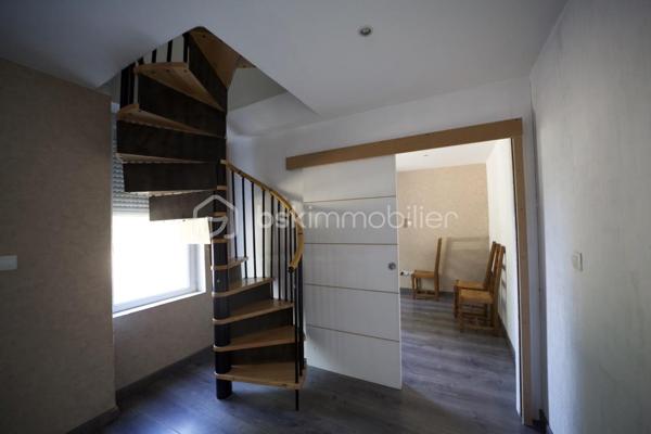 Située à Pithiviers au cœur du village, dans un environnement calme et agréable, cette maison de 75 m² offre un cadre de vie idéal pour une famille ou un couple à la recherche de confort et de tranquillité.

Elle se compose d'une pièce de vie lumineuse, d'une cuisine fonctionnelle, de trois chambres, d'une salle de bains avec WC ainsi que de WC séparés.

À l'extérieur, vous profiterez d'un jardin privatif clos avec une belle exposition, parfait pour les repas en plein air, les moments de détente ou les jeux des enfants.

Surface habitable : 75 m²
3 chambres
Séjour spacieux et lumineux
Cuisine fonctionnelle
Salle de bains
Jardin privatif
Secteur calme
Fenêtres neuves avec double vitrage, toiture traditionnelle en ardoise 
Proche des commerces, écoles et services
Ballon Eau chaude solaire

Cette maison allie praticité et confort dans un cadre de vie recherché à Pithiviers.

Vendue libre de toute occupation, était louée 880€ CC
Idéal investisseur locatif avec fort potentiel de rendement!
Rendement brut de 9,6%! Opportunité unique à ne pas rater, prête à être louée, pas de travaux à prévoir.

Elle est située dans une petite copropriété calme et sécurisée
Taxe foncière : 695€
Eau inclue dans les charges de copropriété (800€ environ par ans)

Pour plus d'informations ou pour organiser une visite, n'hésitez pas à nous contacter.
