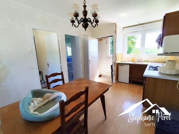 Maison au cœur du bourg de Peyrelevade – Vie pratique et calme rural réunis !