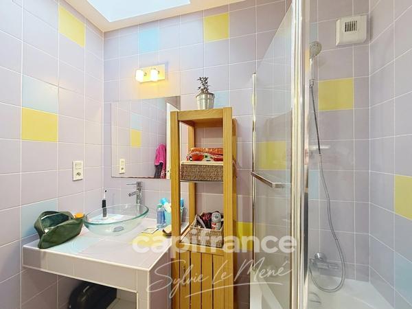 PONTIVY (56300) – MAISON CONTEMPORAINE EN OSSATURE BOIS – 5 CHAMBRES – TERRAIN DE 1 530 m²