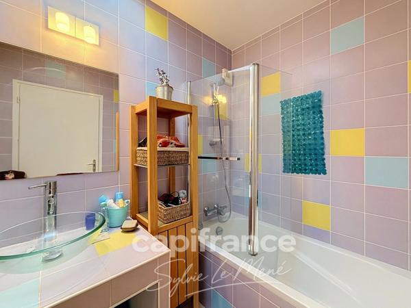 PONTIVY (56300) – MAISON CONTEMPORAINE EN OSSATURE BOIS – 5 CHAMBRES – TERRAIN DE 1 530 m²