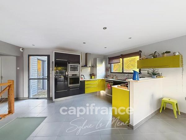 PONTIVY (56300) – MAISON CONTEMPORAINE EN OSSATURE BOIS – 5 CHAMBRES – TERRAIN DE 1 530 m²