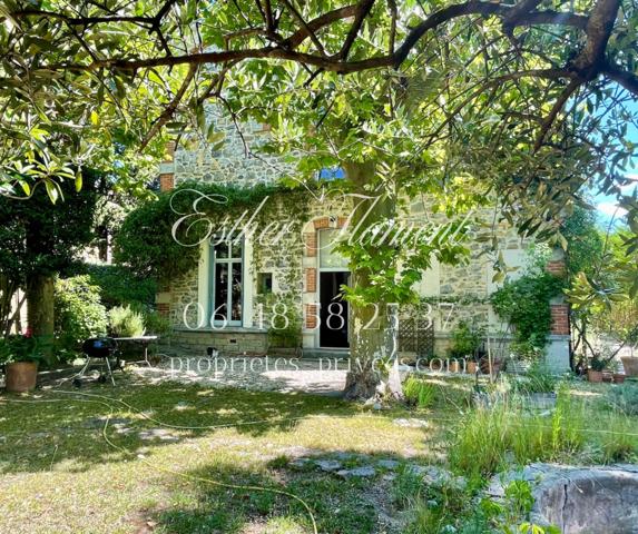 Maison bourgeoise en pierre avec jardin