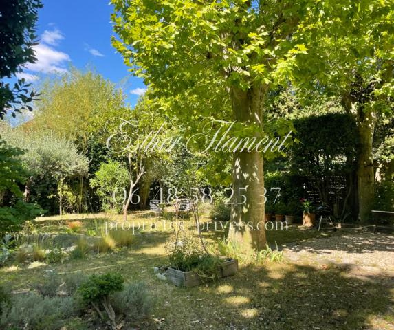 Maison bourgeoise en pierre avec jardin