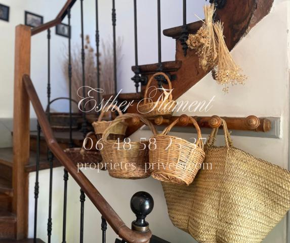 Maison bourgeoise en pierre avec jardin