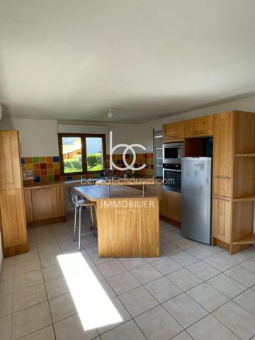 THEIX NOYALO Maison 5 pièces 143 m²