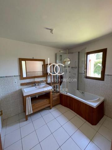 THEIX NOYALO Maison 5 pièces 143 m²