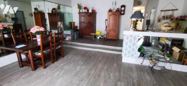 Maison de ville proche centre-commercial