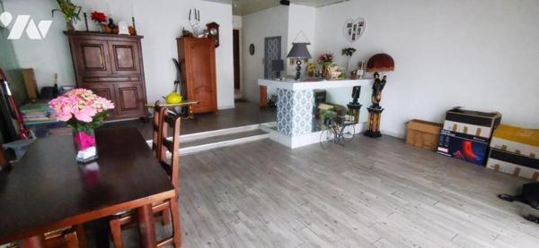 Maison de ville proche centre-commercial