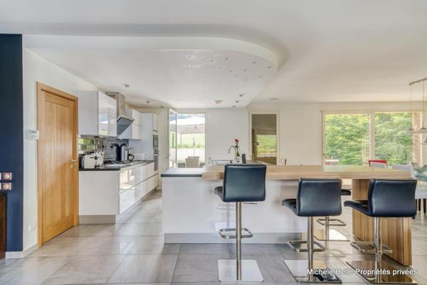 Maison Villa sans vis à vis 7 pièce(s) 200 m2  de plain pied et 85m2 en sous sol, DPE:B