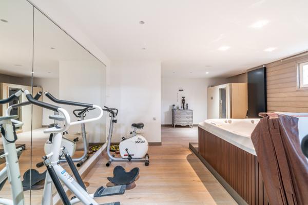 Maison Villa sans vis à vis 7 pièce(s) 200 m2  de plain pied et 85m2 en sous sol, DPE:B