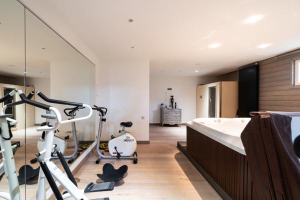 Maison Villa sans vis à vis 7 pièce(s) 200 m2  de plain pied et 85m2 en sous sol, DPE:B