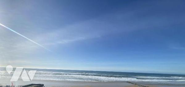 LACANAU OCEAN (GIRONDE) - 33
Coup de c?ur pour ce duplex avec vue imprenable sur l'océan.
Une...