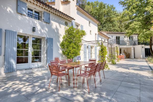 VALBONNE – BASTIDE FAMILIALE AU CŒUR D’UN ÉCRIN MÉDITERRANÉEN