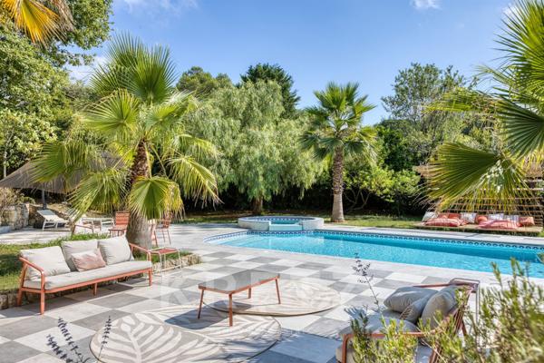 VALBONNE – BASTIDE FAMILIALE AU CŒUR D’UN ÉCRIN MÉDITERRANÉEN