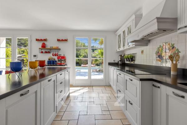 VALBONNE – BASTIDE FAMILIALE AU CŒUR D’UN ÉCRIN MÉDITERRANÉEN