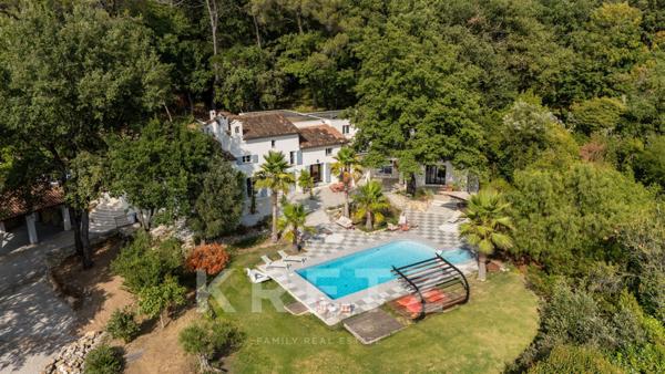 VALBONNE – BASTIDE FAMILIALE AU CŒUR D’UN ÉCRIN MÉDITERRANÉEN