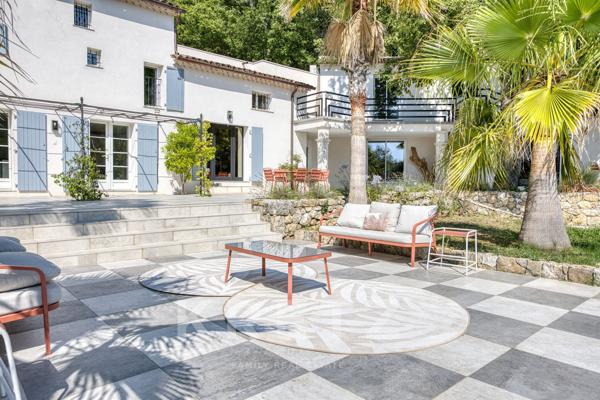 VALBONNE – BASTIDE FAMILIALE AU CŒUR D’UN ÉCRIN MÉDITERRANÉEN