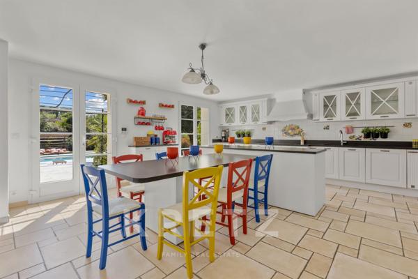 VALBONNE – BASTIDE FAMILIALE AU CŒUR D’UN ÉCRIN MÉDITERRANÉEN