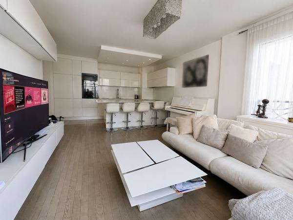 Appartement
         3 pièces
        - 64 m² Bien prestige 700 000 € *