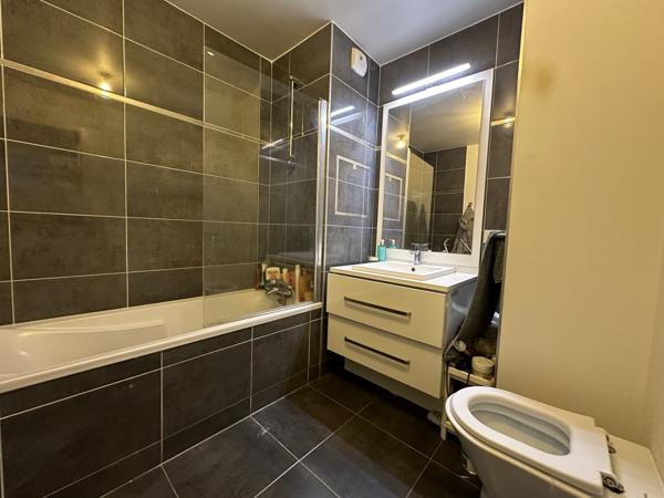 Appartement
         3 pièces
        - 64 m² Bien prestige 700 000 € *