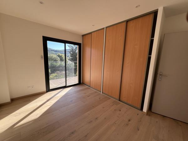 Buis-les-Baronnies (26170) Mollans-sur-Ouvèze. Maison contemporaine autonome en énergie de 145 m2 hab. sur un terrain de 778 m2 avec pisc