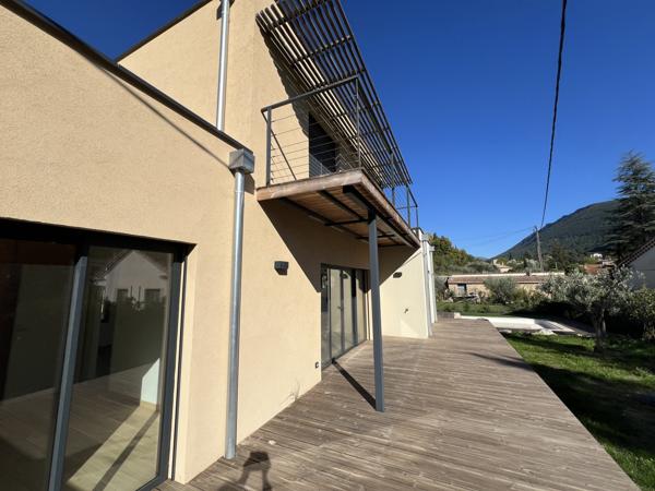 Buis-les-Baronnies (26170) Mollans-sur-Ouvèze. Maison contemporaine autonome en énergie de 145 m2 hab. sur un terrain de 778 m2 avec pisc