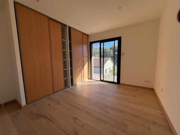 Buis-les-Baronnies (26170) Mollans-sur-Ouvèze. Maison contemporaine autonome en énergie de 145 m2 hab. sur un terrain de 778 m2 avec pisc